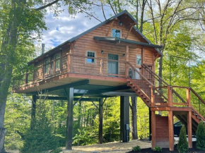 Cricket Hill Treehouse C by Amish Country Lodging